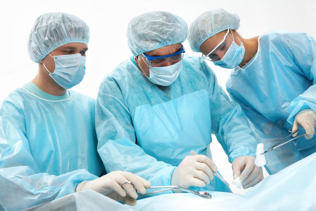 Esecuzione di un intervento chirurgico per l'ingrandimento del pene