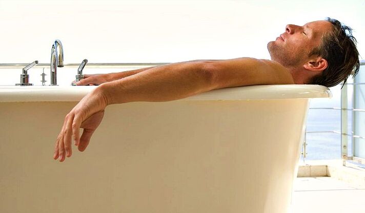 Un uomo prende un bagno con soda