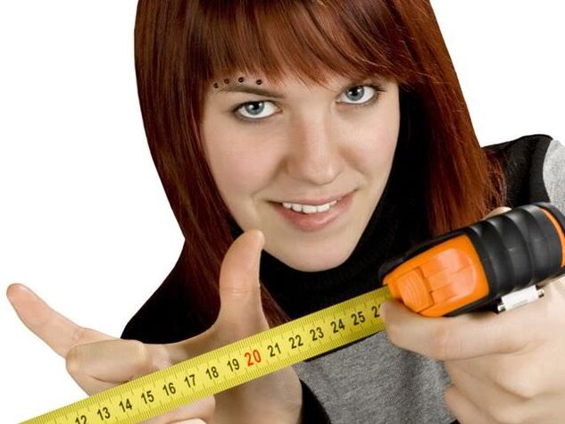 La ragazza mostra al pene piccolo come ingrandirlo