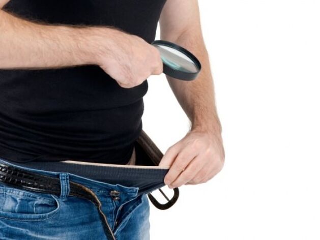 Un uomo si guarda giù e vuole ingrandire il suo pene