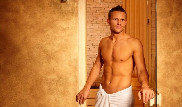 Uomo nello stabilimento balneare prima dell'ingrandimento del pene